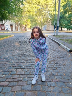 Imagen de CONJUNTO BATIK CORAZONES ESTAMPADOS DE FRIZA (PANTALON + BUZO)