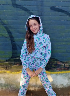 CONJUNTO BATIK CORAZONES ESTAMPADOS DE FRIZA (PANTALON + BUZO) - Kids Store