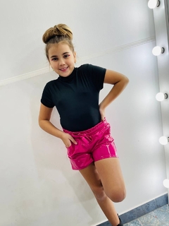 Short charol con lazo de nena en internet