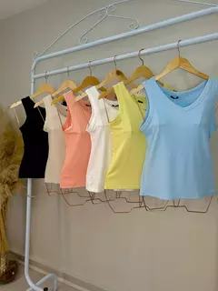 Blusa Regata Canelada Decote V - Linha Chic