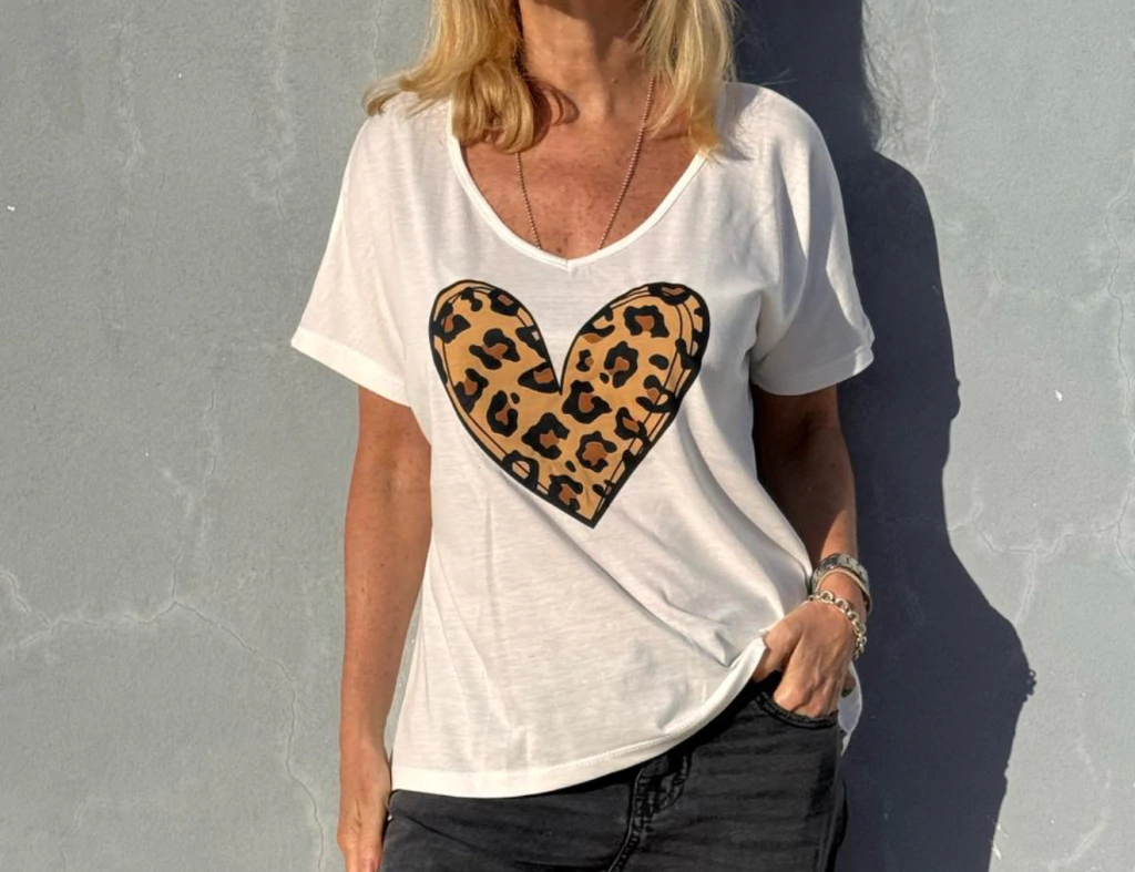 Remera corazón animal print