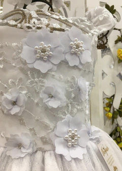 VESTIDO DE FESTA BRANCO COM APLIQUES DE FLORES 3D E BUSTO COM RENDA IMPORTADA na internet