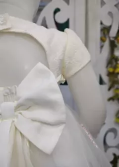 VESTIDO OFF WHITE DE FESTA INFANTIL BUSTO EM DRAPEADO E COM APLIQUES DE BORBOLETAS 3D