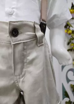 Imagem do CONJUNTO CAMISA MANGA CURTA COM SHORT BEGE DE SARJA E SUSPENSÓRIO