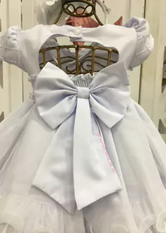 VESTIDO BRANCO DE FESTA INFANTIL LUXO COM SAIA EM CAMADAS E BORADADO DE PEROLAS NO BUSTO - Filhas do Rei Distribuidora Roupa Infantil e Juvenil