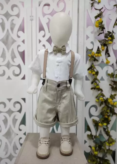 CONJUNTO CAMISA MANGA CURTA COM SHORT BEGE DE SARJA E SUSPENSÓRIO