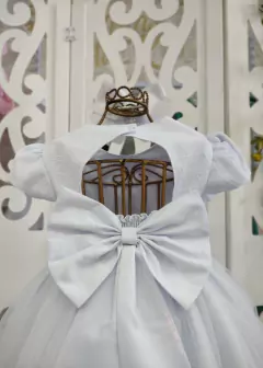 VESTIDO BRANCO DE FESTA INFANTIL BUSTO EM DRAPEADO E COM APLIQUES DE BORBOLETAS 3D na internet