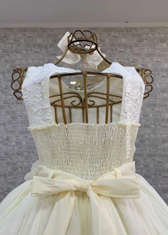 VESTIDO DE FESTA INFANTIL ENCANTADO COM APLICAÇÕES DE FLORES 3D OFF WHITE - comprar online