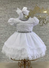 VESTIDO BRANCO DE FESTA INFANTIL LUXO COM SAIA EM CAMADAS E BUSTO COM BORDADOS DE FLORES