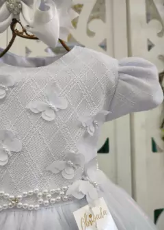 VESTIDO BRANCO DE FESTA INFANTIL BUSTO EM DRAPEADO E COM APLIQUES DE BORBOLETAS 3D - comprar online