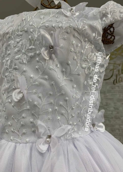 VESTIDO BRANCO DE FESTA INFANTIL COM APLICAÇÕES DE BORBOLETAS 3D na internet