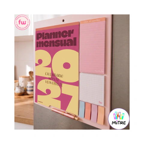 Planner mensual 2027 con calendario, lista de compras y notas adhesivas de colores pegado en la puerta de una heladera
