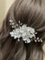 Arranjo de cabelo floral com pérolas e miçangas.