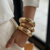 Pulseira bracelete BOLD MAXI dourada, grossa e com design moderno.