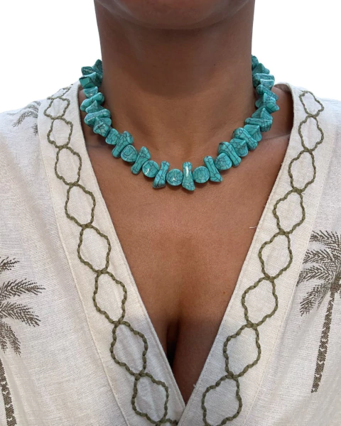 Colar Costa Azul Resinado Elegância Praiana, Leve e Artesanal Estilo Tropical e Elegante - comprar online