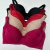 Sutiãs com bojo meia taça reforçado em várias cores, incluindo preto, vermelho, nude e rosa, dispostos em camadas.