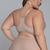 Sutiã nadador sem bojo na cor nude, visto de costas, com detalhes nas alças e parte do corpo da modelo em destaque.