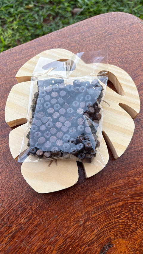 Bolinhas de madeira quadrada 8mm Marrom Café pacote 50g - comprar online