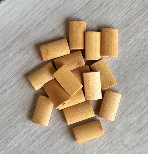 Casca madeira com furo passante 2,5x1,4cm