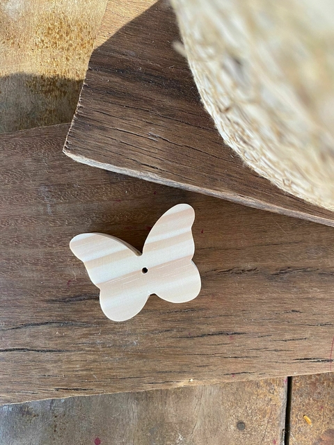 BORBOLETA 6,5x9CM EM MADEIRA PINUS PARA ARTESANATO COM FURO
