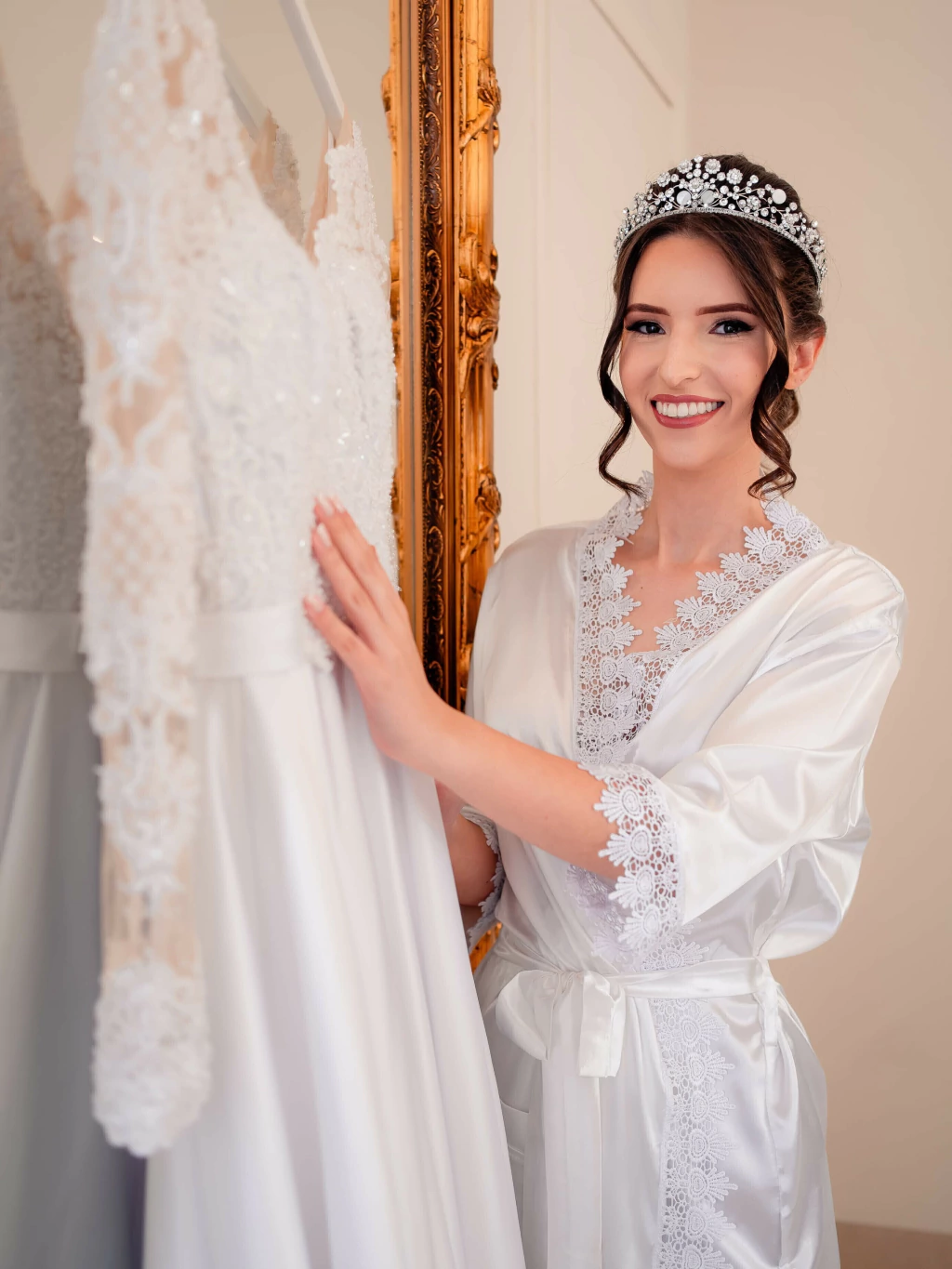 Robe Rebeca - Cetim - Robe Curto Manga 3/4 com Guipir Mangas, Barra e Revel