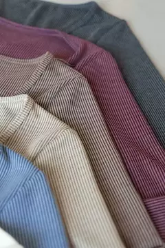 REMERA MANGAS LARGAS ESCOTE EN V Y ABERTURA - comprar online