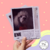 Calendario imantado personalizado para 2025, mostrando un perro con fondo colorido.