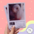 Calendario imantado de 2025 con la foto de un perro en el mes de febrero, sostenido en una mano.