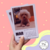 Calendario personalizado de marzo 2025 con foto de un perro, sostenido en una mano.