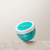 Envase de mascarilla hidratante sin peso de Moroccanoil, color azul claro, sobre una superficie de mármol.