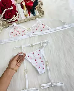 LINGERIE CORAÇÕES COM CINTA-LIGA - BRANCO COM CORAÇÃO VERMELHO - comprar online