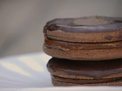 Alfajor de chocolate y dulce de leche