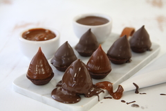 Conitos de dulce de leche y chocolate