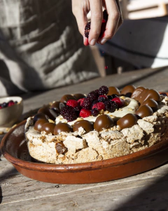 torta de nuez con frutos rojos