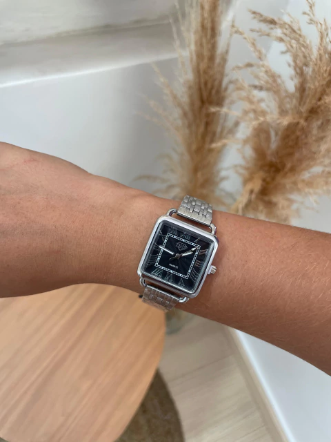 Relógio prata com preto romano