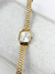 Relógio pequeno dourado com fundo branco