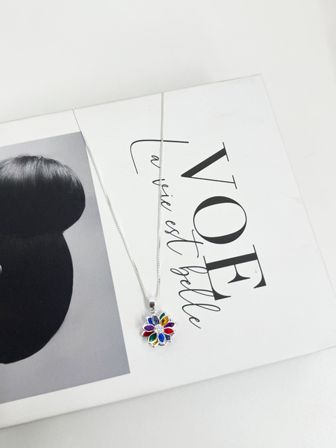 Colar flor colorida prata - comprar online