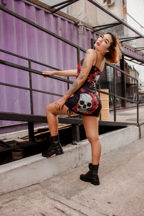 Vestido franzido caveiras e rosas