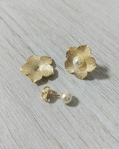 Brinco flor trabalhada e peróla removível banho de ouro 18k - comprar online