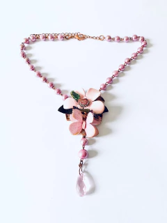 COLAR FLOR PÉROLA ROSA