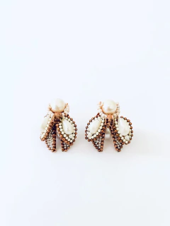 BRINCO PÉROLA ABELHA CAROLINA