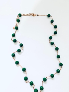 COLAR FIO DE BOLINHA VERDE ESCURO