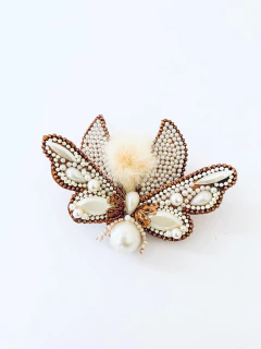 BROCHE PÉROLA ABELHA CAROLINA