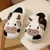 Pantufa Vaquinha Vaca Pelúcia Unissex (Vários Tamanhos) - Quarto Geek Store - Loja de Presentes Criativos, Nerd, Geek e Cultura Pop