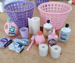Set de limpieza y baño en miniatura con productos como detergente, jabones y canastos