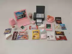 Set de escritorio en miniatura con computadora, impresora y accesorios, incluyendo alimentos y bebida.