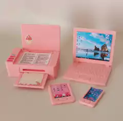 Set de escritorio en miniatura que incluye una computadora portátil, una impresora y dos dispositivos móviles, todo en color rosa.