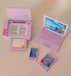 Set de escritorio en miniatura que incluye una computadora portátil, una impresora y dos teléfonos móviles, todo en color lila.