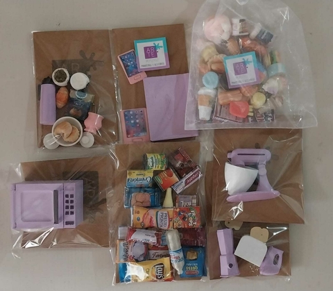 Conjunto XL de comiditas miniaturas y electrodomésticos, incluyendo paquetes y artículos variados.