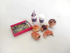 Set de comida miniatura para muñecas que incluye café y pasteles de Starbucks.